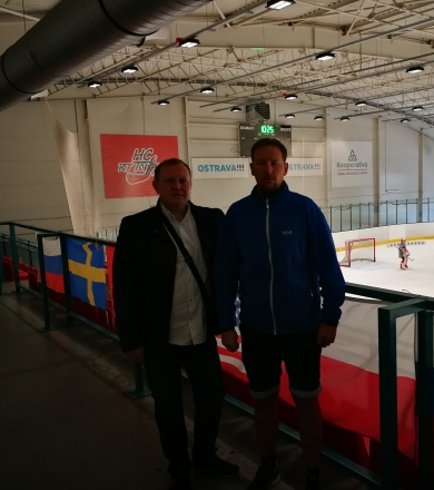 ''MŁODA GIEKSA'' NA TRENINGU OSTRAVSKIEJ HOKEJOWEJ SZKOŁY