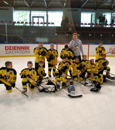 2. MIEJSCE W TURNIEJU MINIHOKEJA