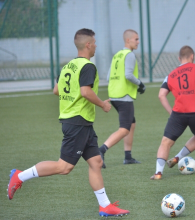 JUNIORZY STARSI WZNAWIAJĄ TRENINGI